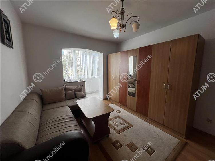 Apartament cu 3 camere semidecomandat, mobilat în Mihai Viteazul