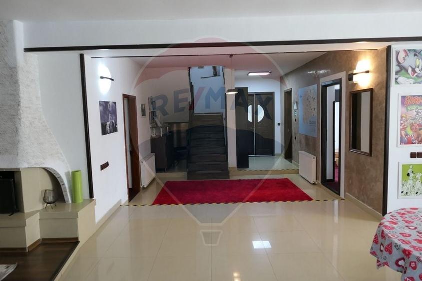 Vila cu 10 camere de vanzare in zona Centrala - 1