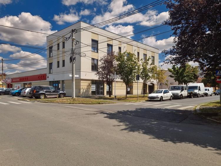 Spatiu comercial de inchiriat pretabil pentru multiple destinatii : salon de inf - 6