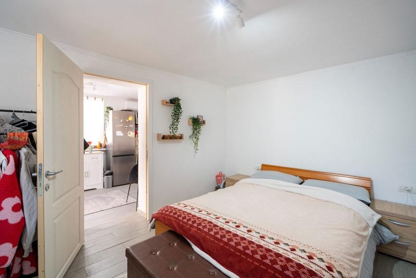 Casa cu 300 mp de teren , acces auto si dublu front in Nufarul - 1