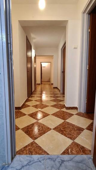 Apartament cu 3 camere semidecomandat în Exterior Vest