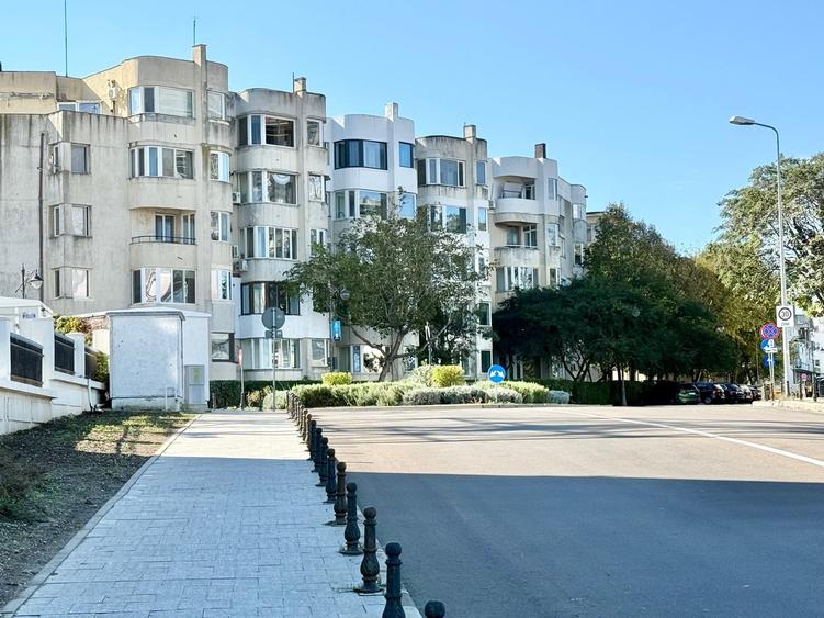 Apartament cu 3 camere decomandat în Cazino