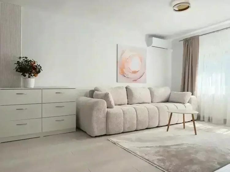 Apartament cu 3 camere semidecomandat în Central