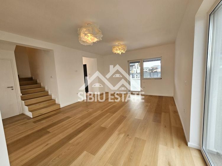 Duplex cu 4 camere cu Canalizare în Șura Mică