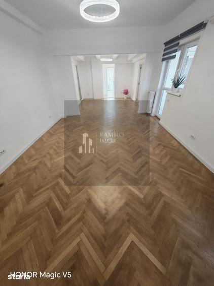 Apartament cu 5 camere în Centrul Civic