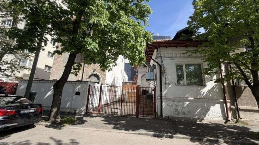 Casă individuală cu 15 camere cu Teren 540 Mp în Central