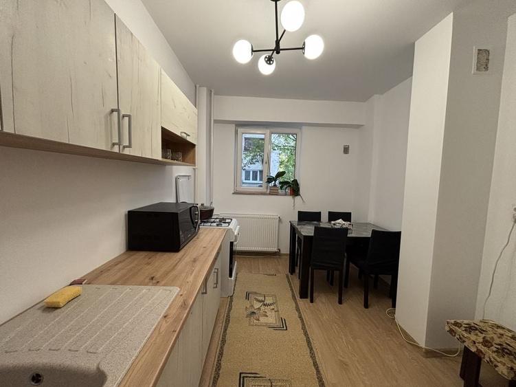 Apartament cu 3 camere decomandat în Exterior Vest