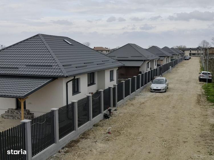 Casă cu 4 camere în Săbăreni