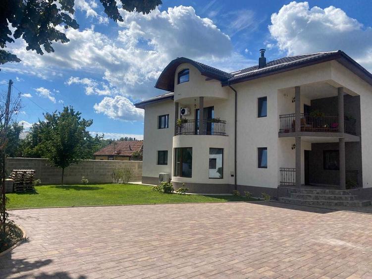 Vila P+E+M 350mp + casa de oaspeti situata la 11 km de Targoviste - 2