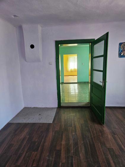 Casa ComCarta judSibiu curte si gradina 3 camere hol baie grajd sura magazie pivnita Apa gazul la poarta si curent Fantana in curte Zona buna PRET NEG - 8