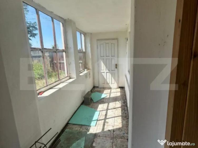 Teren ingradit si casa la rosu - 9