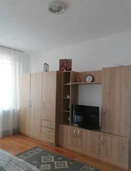 Garsoniera decomandat - zona Astra - 5