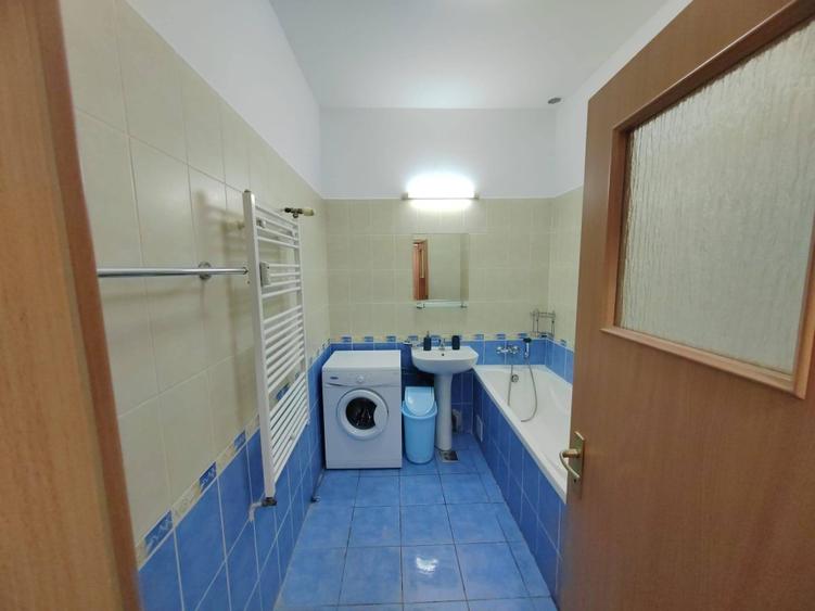 Vând un apartament cu o cameră, bucătărie, baie, debara, hol, 38 mp. Str Gladiol - 2