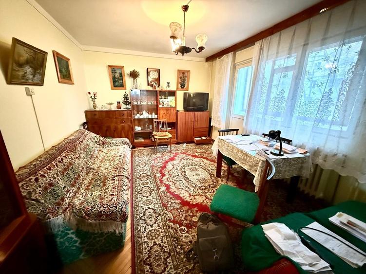 Tătărași - Posta , apartament 4 camere , decomandat , etaj 1 - 2