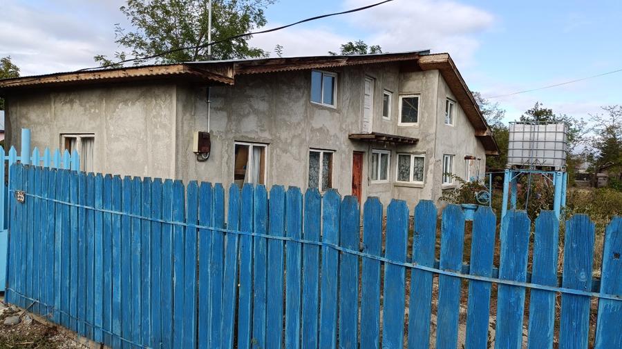 Teren intravilan cu casa plus mansardă, apa, canalizare energie electrica.  - 2