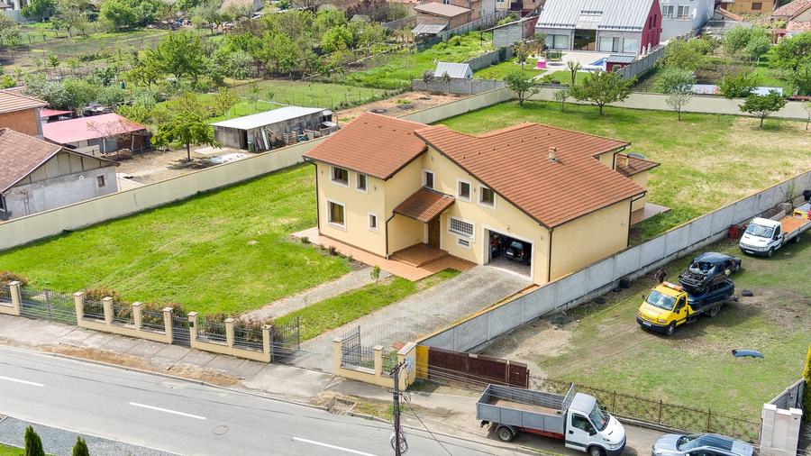 Casa cu etaj si teren generos 2.841 mp - Gai - 1