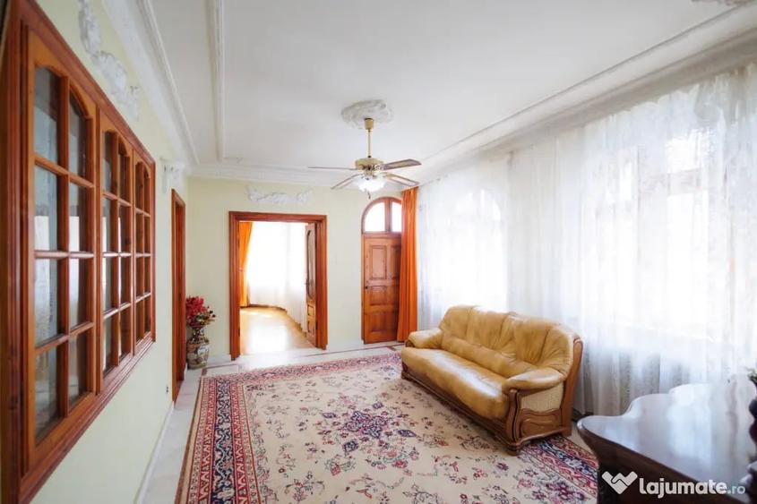 Casă cu 5 camere în Central