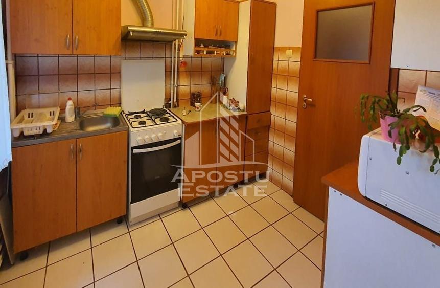 Apartament cu 2 camere semidecomandat, mobilat în UTA