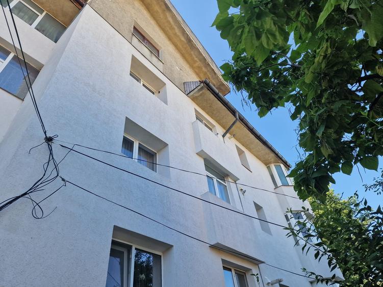 De Vanzare Apartament 3 camere Decomandat -bloc tip vila Obcini - 1