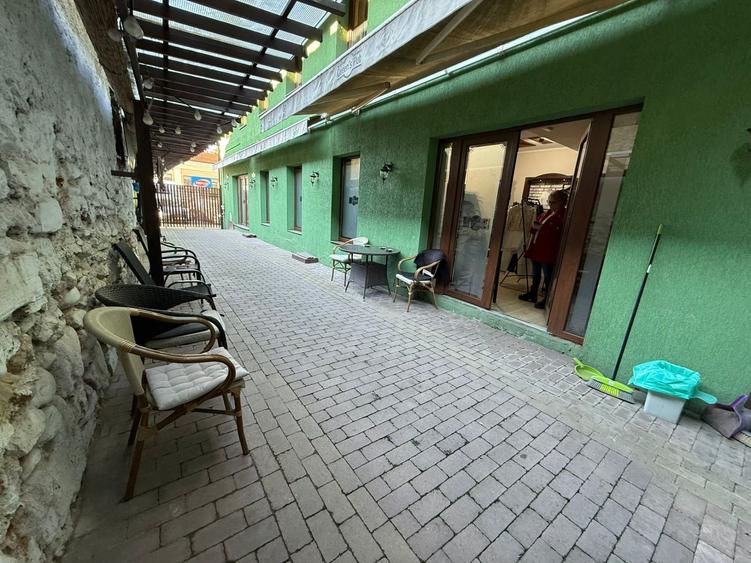 Spațiu comercial+locuință la mansardă,3 dormitoare, living,5 băi, teren 715 mp - 18