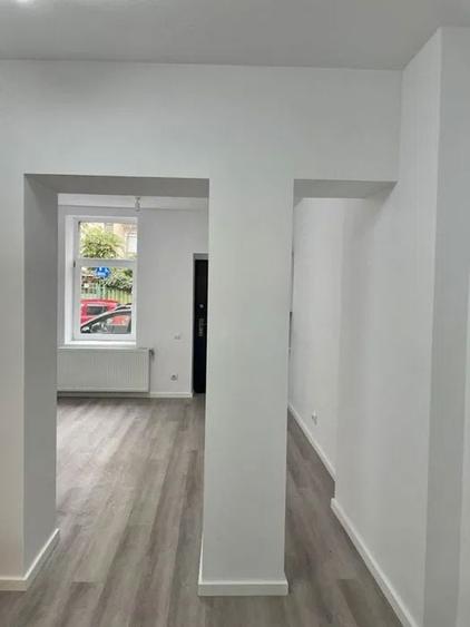 Pța Victoriei Închiriez spațiu comercial recent renovat 35 mp centrală termică - 2