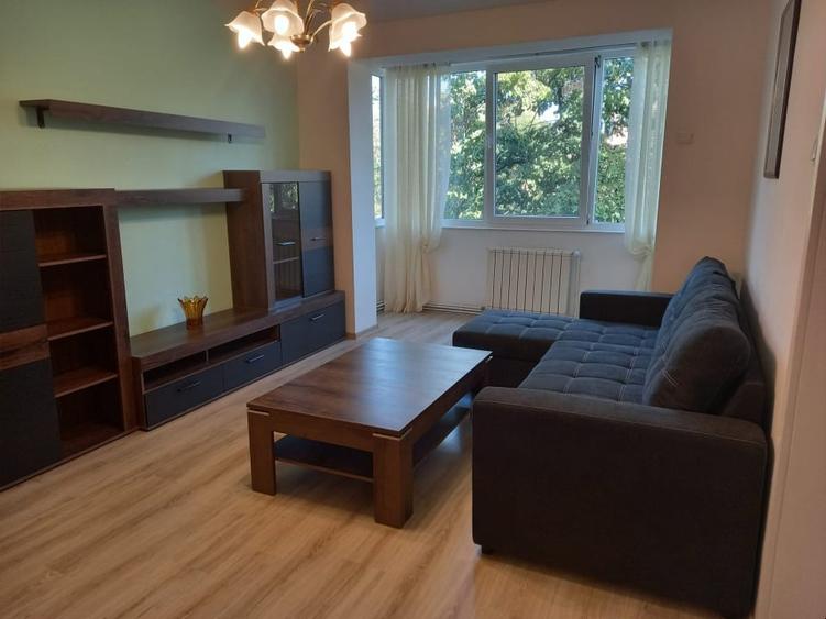 Apartament cu 3 camere semidecomandat, mobilat în Central