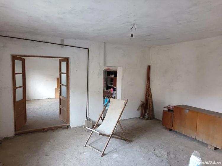 Casa parter+1 Razvad, la 7 km de Targovi?te (Dambovi?a), conectata la apa, gaz, curent - 9