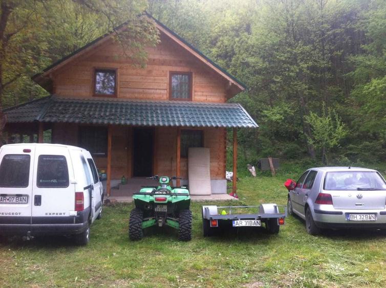 Vand cabana de lemn la Dezna, statiunea Moneasa, in Jud. Arad - 1