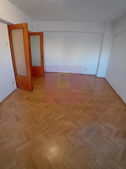 Apartament cu 4 camere decomandat în Libertății