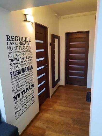 Apartament cu 3 camere semidecomandat în Calea București