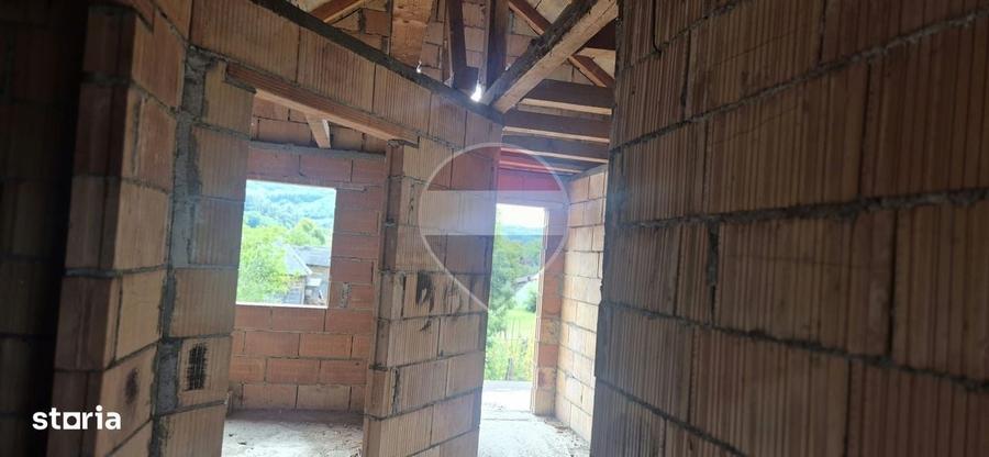 Casă cu 4 camere cu Teren 556 Mp în Rozavlea