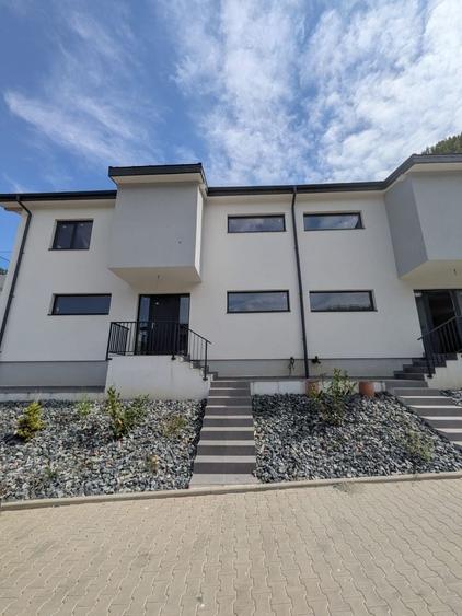 Duplex cu 4 camere cu Canalizare în Florești