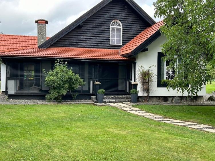 Casă cu 5 camere cu Teren 4800 Mp în Șurdești