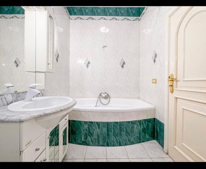 Casă cu 7 camere cu Canalizare în Națiunile Unite