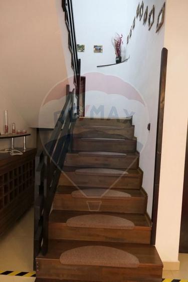 Vilă cu 10 camere de vânzare în zona Centrala - 7