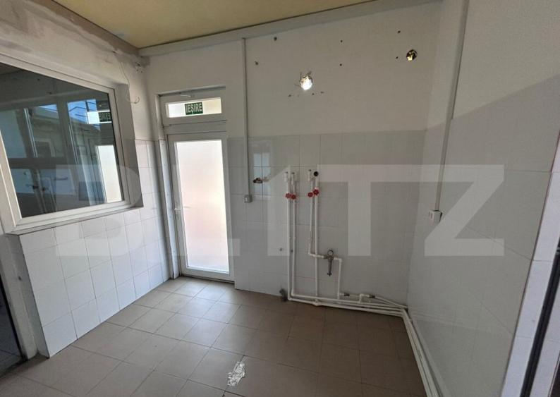 Spatiu comercial pe 2 niveluri, 230 mp, zona semicentrala - 13