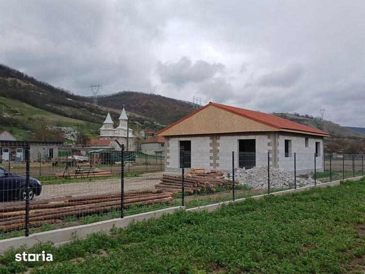 Vand casa la rosu - 5