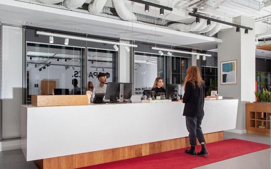 Spa?iu de birou frumos proiectat pentru 5 persoane in Spaces Expo - 5