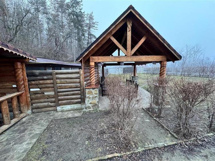 Casa spatioasa, ideala pentru locuinta sau afacere  1500 mp teren, situata pe d - 13