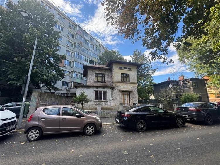 PROPRIETATE DE VANZARE DOMENII - TEREN 220 MP - 165 MP UTILI - 6