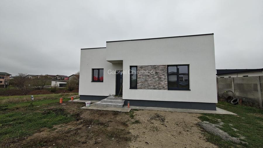 Casa individuala  -  3 camere  -  2 bai  -  378 mp teren