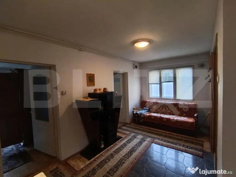 Casa de vanzare/spatiu comercial, cu 4 camere ?i un teren - 6