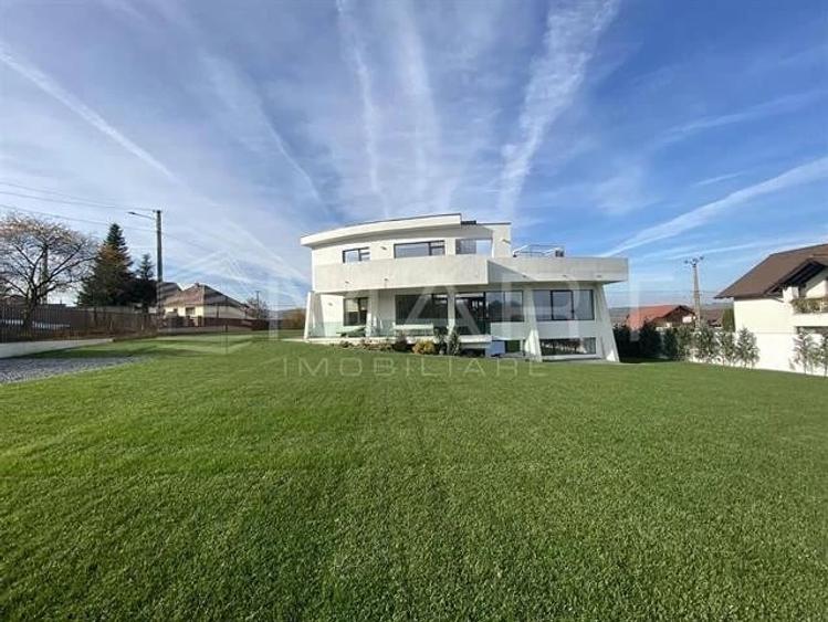Casă cu 5 camere cu Teren 1500 Mp în Central