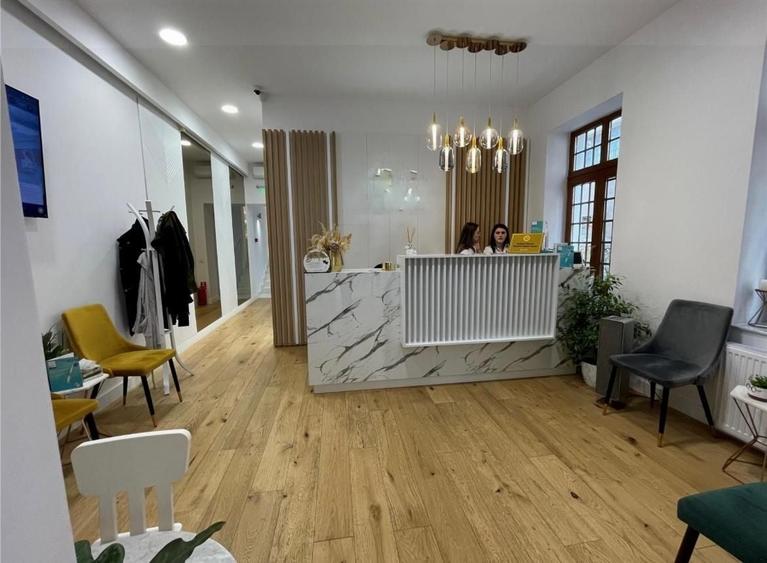 Casă individuală cu 10 camere cu Canalizare în Capitale