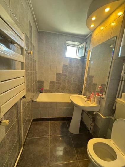 Apartament cu 3 camere decomandat, mobilat în Titan