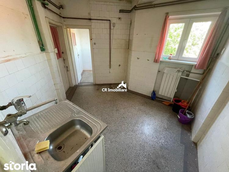 Apartament cu 4 camere semidecomandat în Victoriei