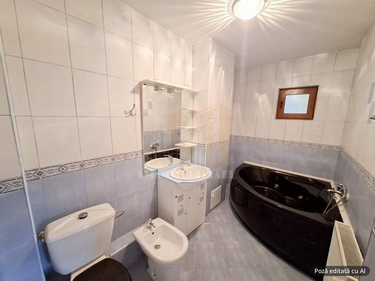 Apartament cu 4 camere semidecomandat în Triaj