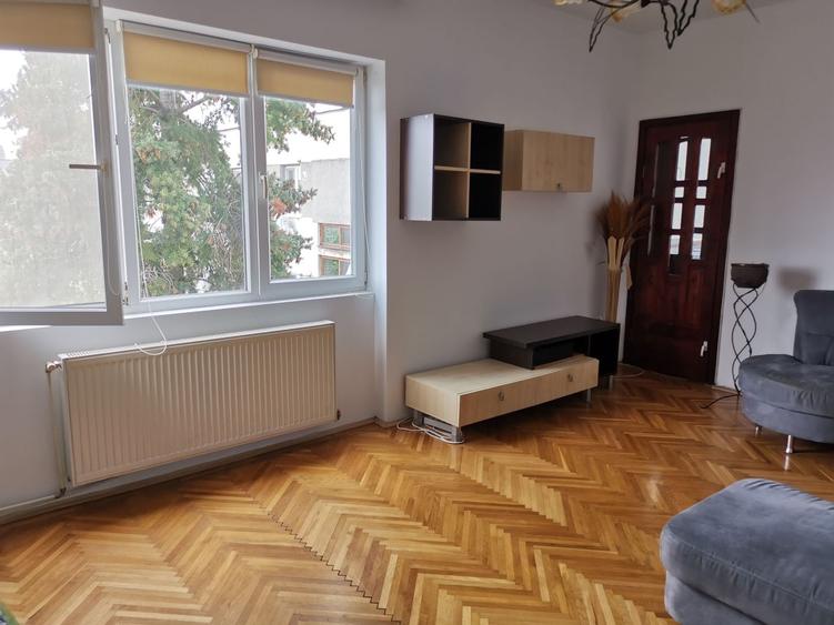 Apartament cu 3 camere decomandat, mobilat în Central