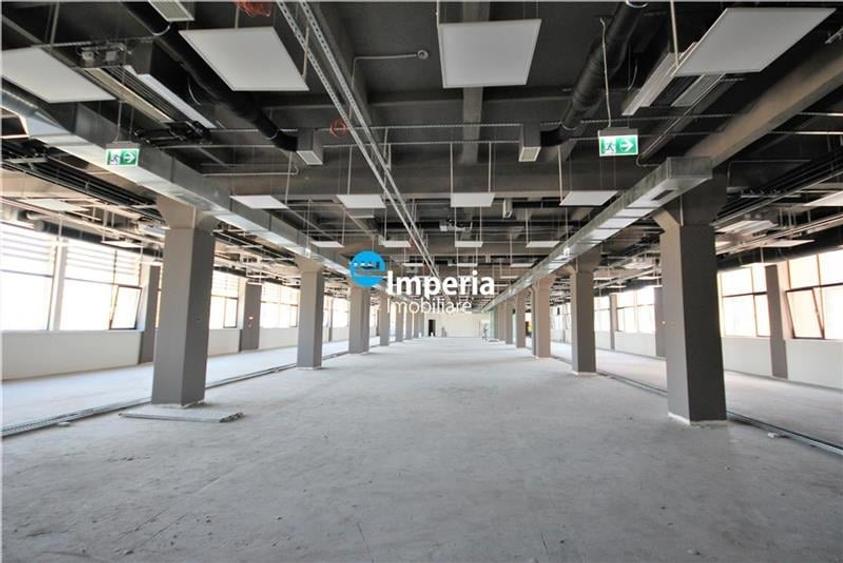 Spațiu comercial, de 1,200 mp, în Baza 3
