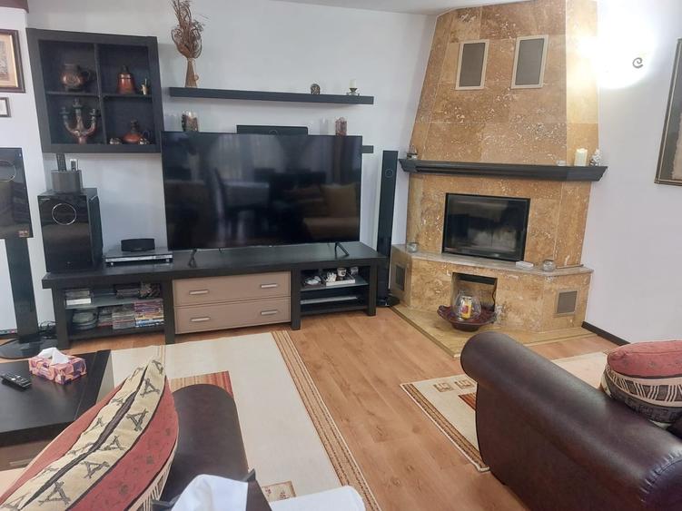 Casă cu 6 camere cu Teren 1200 Mp în Ostratu